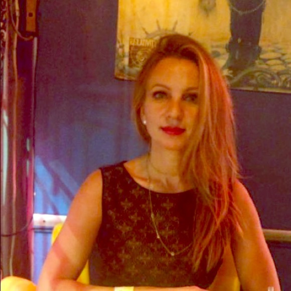 Meet your Posher, Eva 🛍️ ⭐️ ⭐️ ⭐️ ⭐️ ⭐️ - Picture 1 of 4